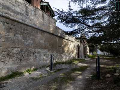 Una passeggiata che ci porta davanti al massiccio muro perimetrale che circonda la masseria